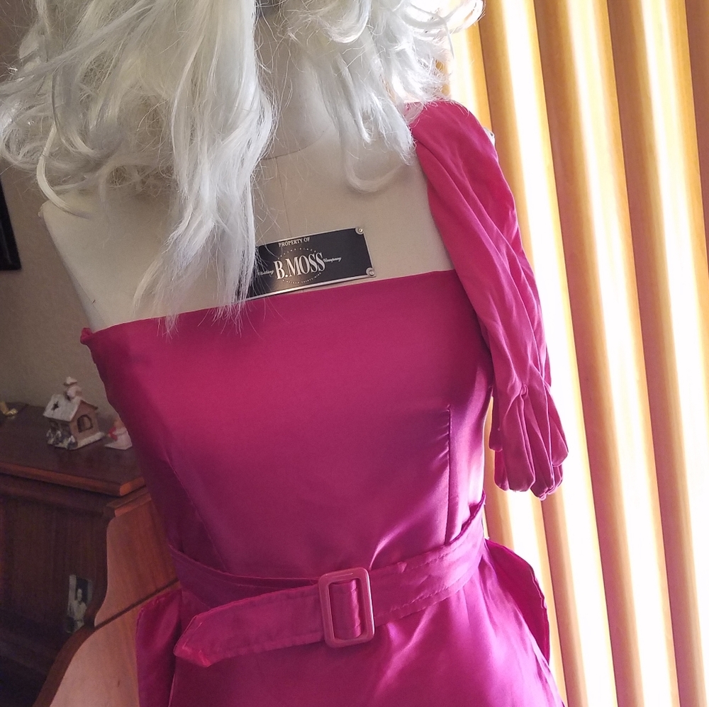 Marilyn Monroe's pink dress and wig with gloves